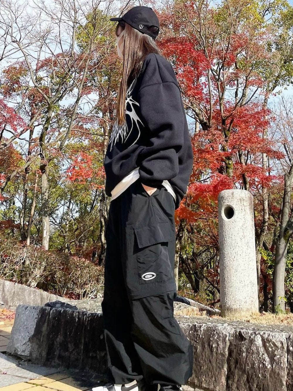 ブラック系のスウェットを着用したレディースの冬コーディネートの2枚目の写真