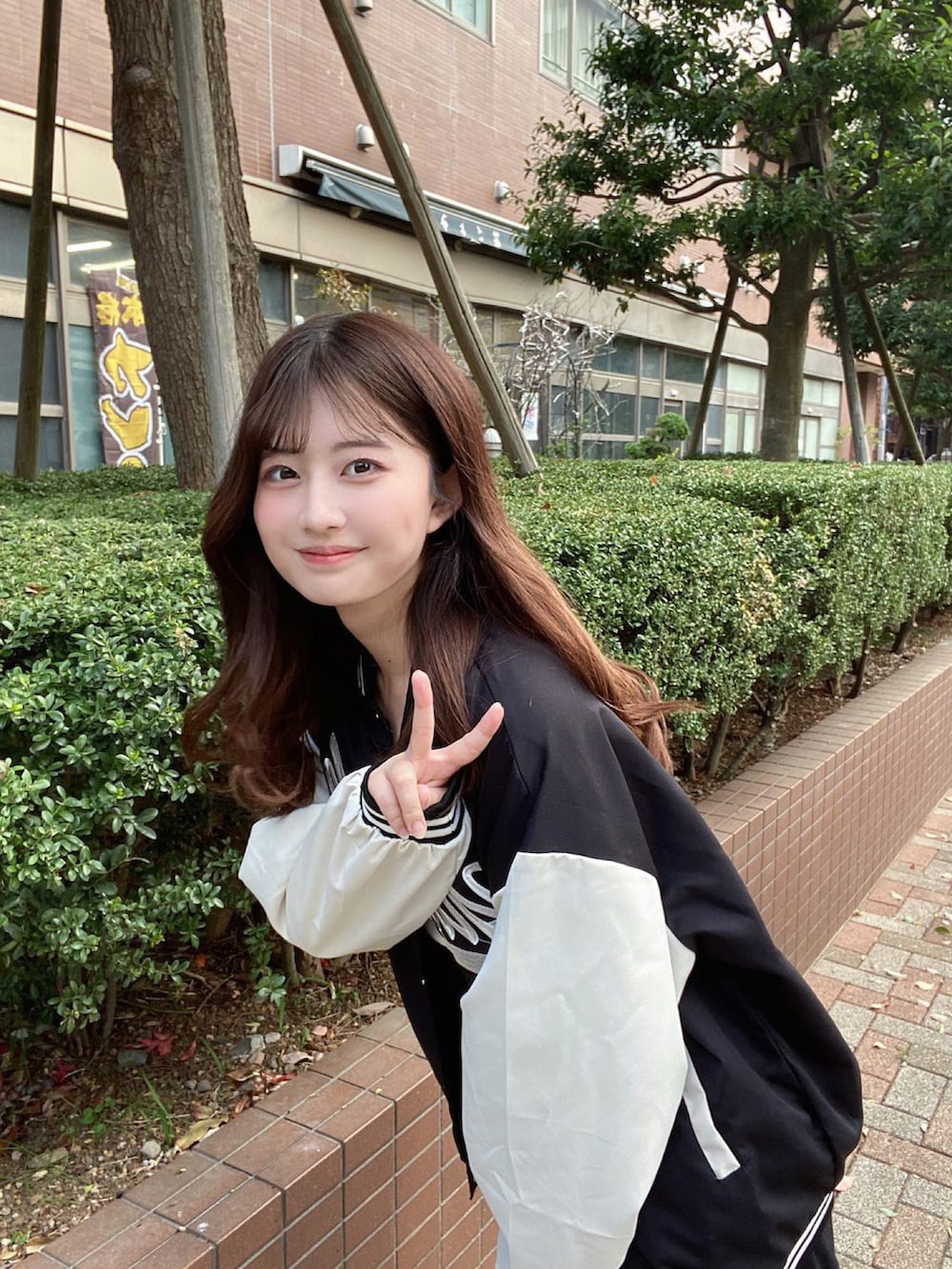 ブラック系のスタジャン、ブラック系のデニムパンツを着用したレディースの春コーディネートの3枚目の写真