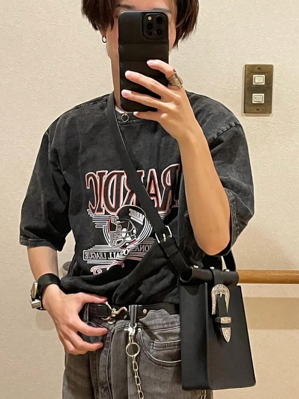 グレー系のTシャツ/カットソーを着用したレディースの夏コーディネートの4枚目の写真