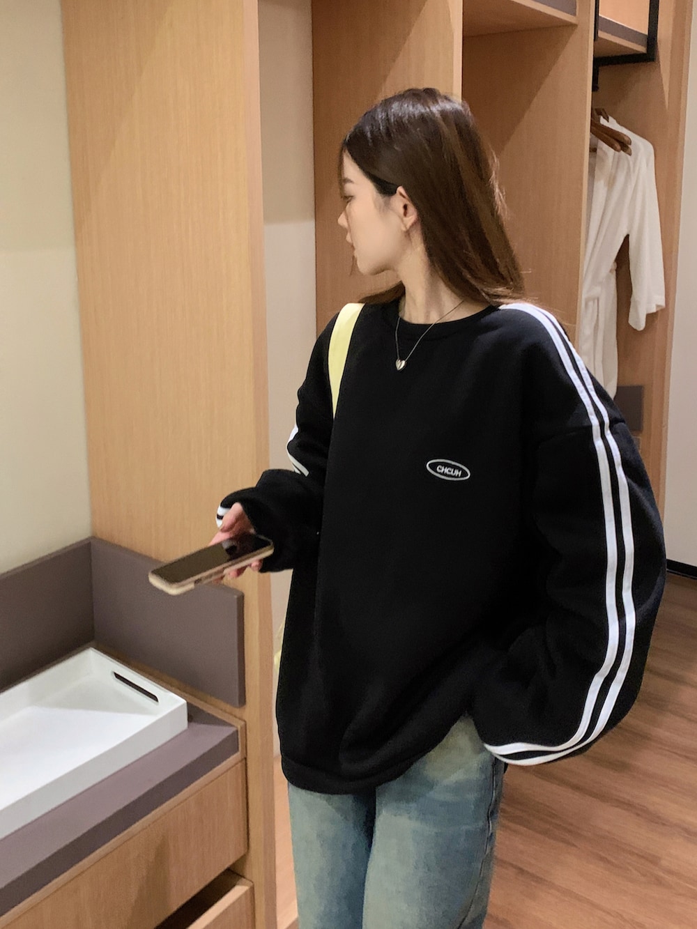 ブラック系のスウェットを着用したレディースの秋コーディネートの3枚目の写真