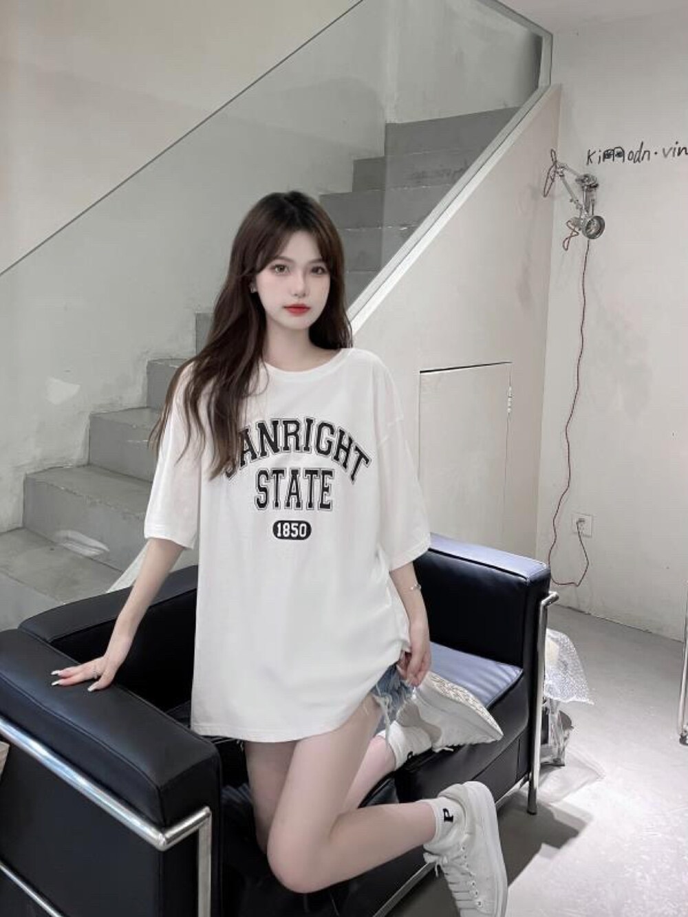 ホワイト系のTシャツ/カットソーを着用したレディースの夏コーディネートの2枚目の写真