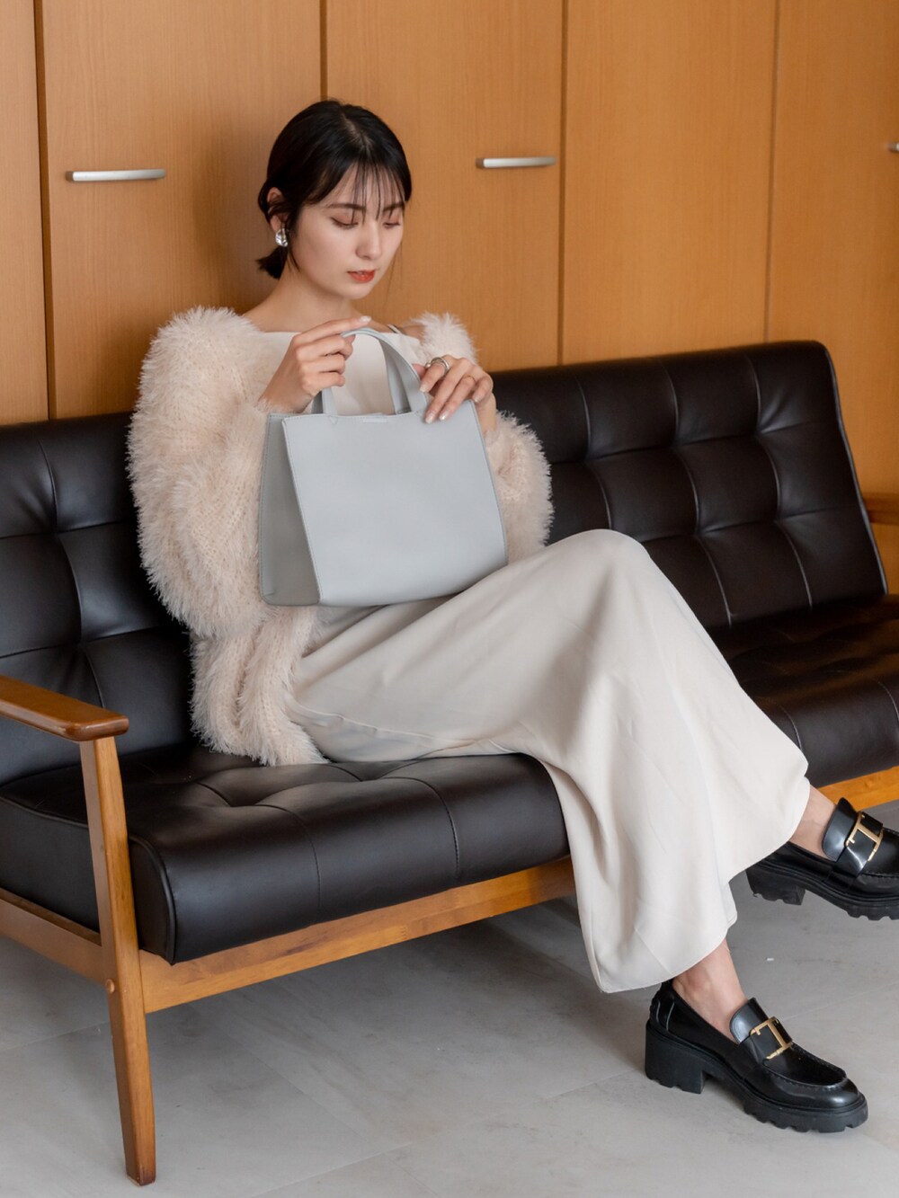 グレー系のトートバッグを着用したレディースの冬コーディネートの2枚目の写真