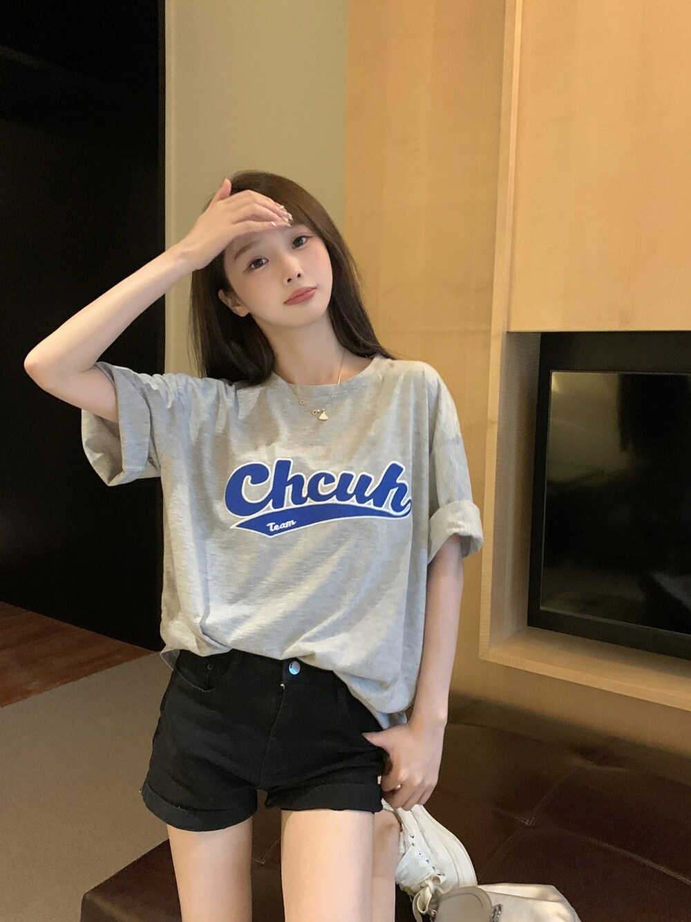 グレー系のTシャツ/カットソーを着用したレディースの春コーディネートの3枚目の写真