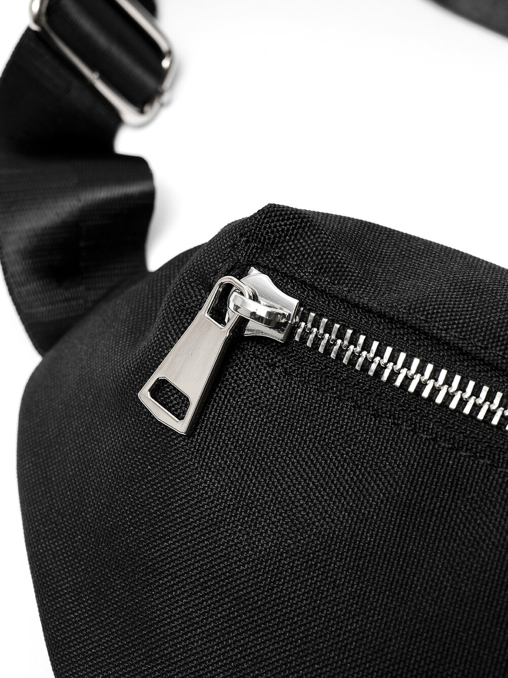 ブラック系のボディバッグ/ウエストポーチを着用したレディースの冬コーディネートの4枚目の写真