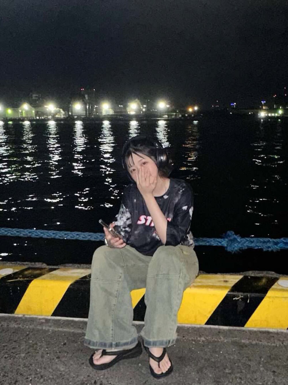 ブラック系のTシャツ/カットソーを着用したレディースの夏コーディネートの5枚目の写真