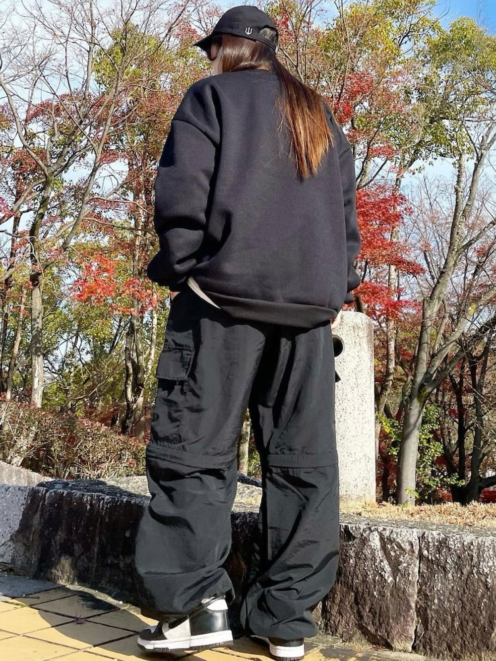 ブラック系のスウェットを着用したレディースの冬コーディネートの3枚目の写真