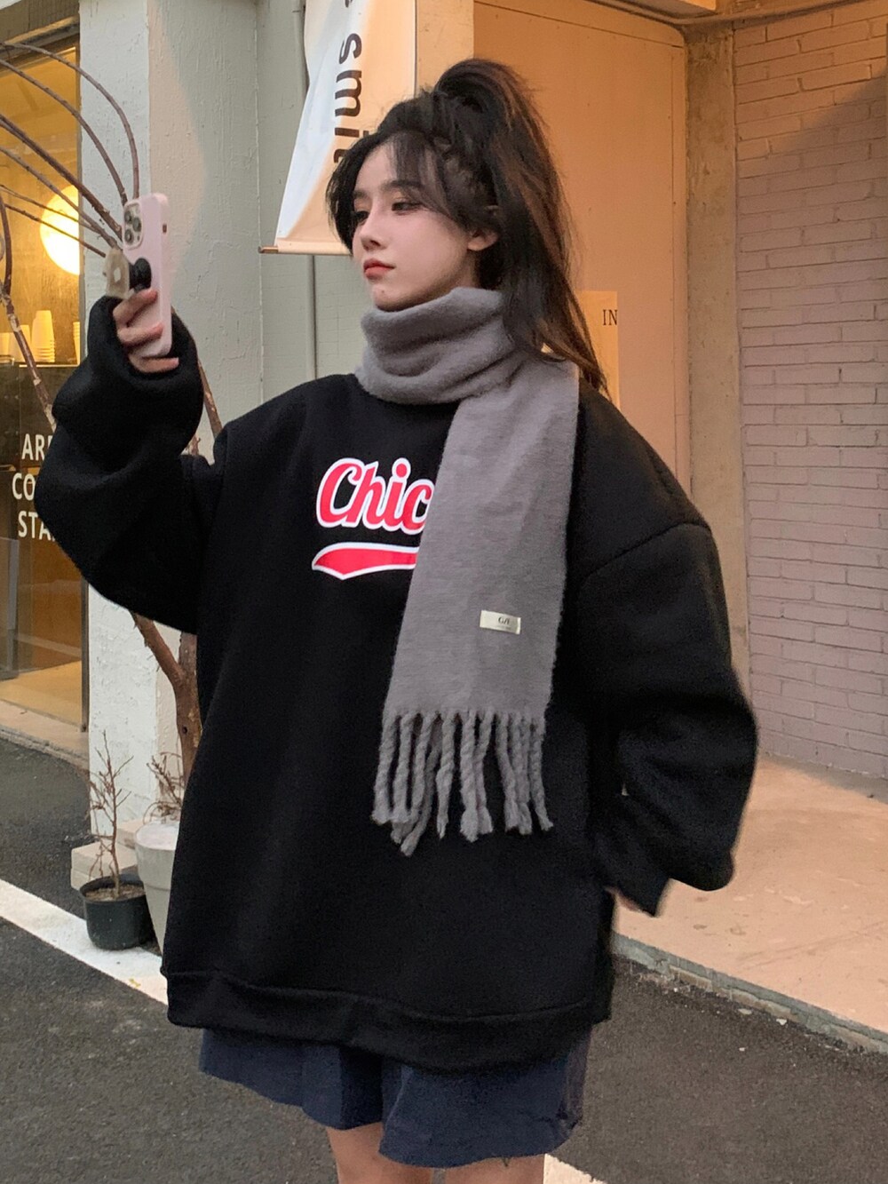 ブラック系のスウェットを着用したメンズの冬コーディネートの2枚目の写真