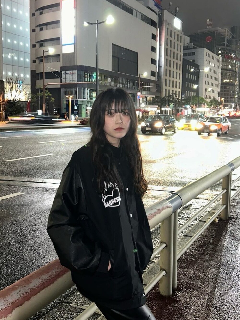 ブラック系のスタジャンを着用したレディースの春コーディネートの2枚目の写真