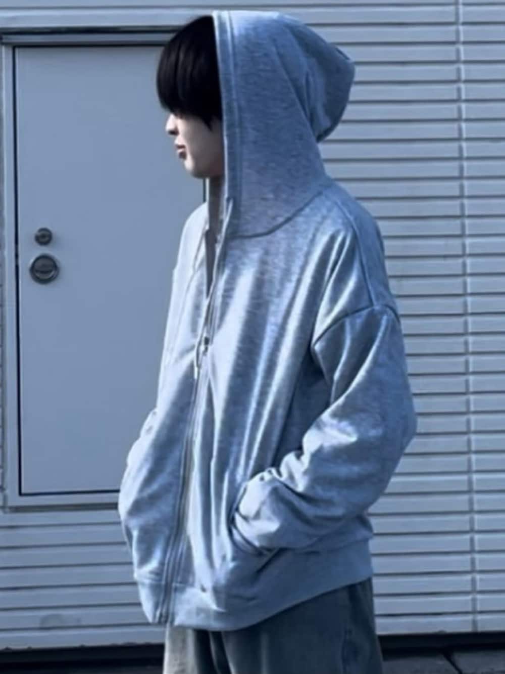 グレー系のパーカーを着用したレディースの春コーディネートの5枚目の写真