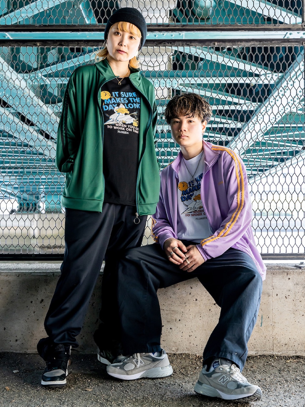 ブラック系のTシャツ/カットソー、ホワイト系のTシャツ/カットソーを着用したメンズの春コーディネートの4枚目の写真