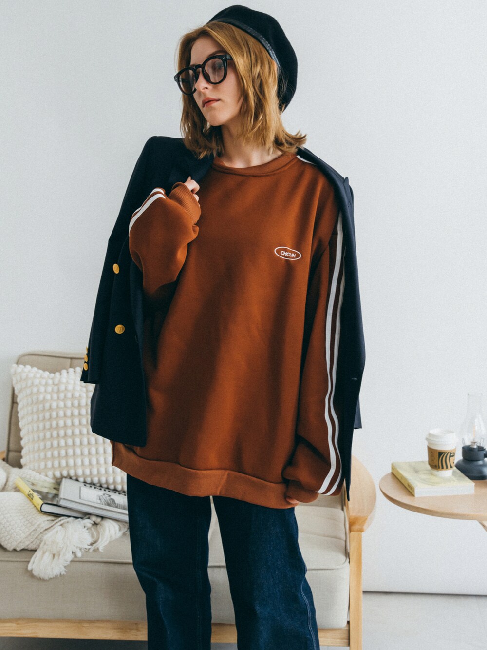 ブラウン系のスウェットを着用したレディースの秋コーディネートの2枚目の写真