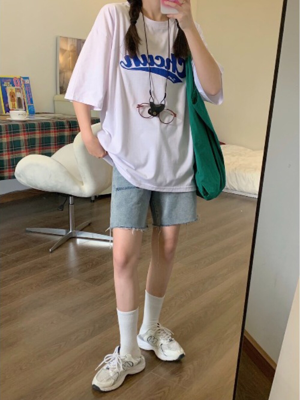 ホワイト系のTシャツ/カットソーを着用したメンズの春コーディネートの2枚目の写真