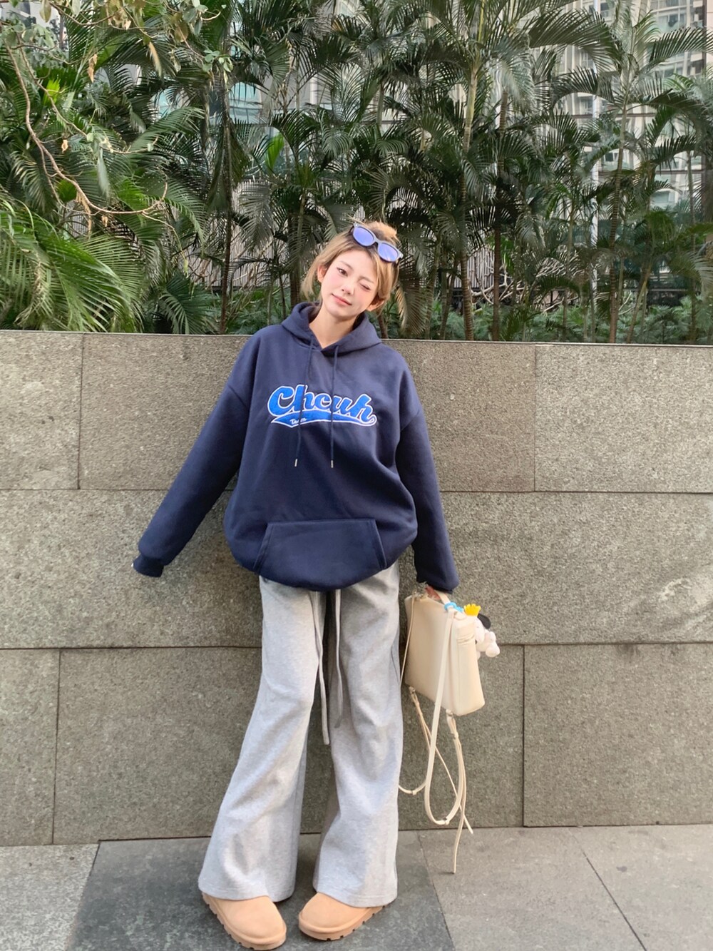 ブルー系のパーカーを着用したレディースの冬コーディネートの3枚目の写真