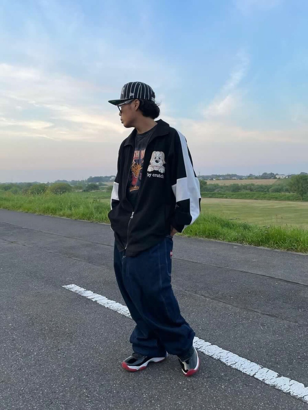 グレー系のTシャツ/カットソーを着用したレディースの春コーディネートの4枚目の写真