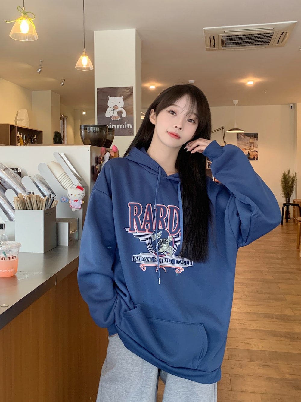 ブルー系のパーカーを着用したレディースの冬コーディネートの2枚目の写真