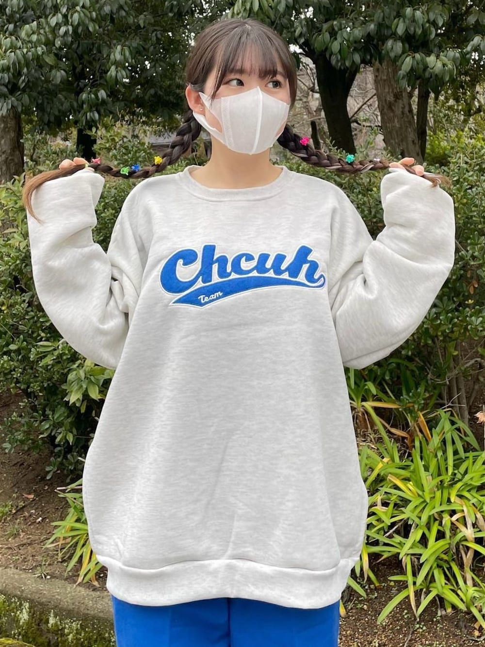 グレー系のスウェットを着用したレディースの冬コーディネートの2枚目の写真