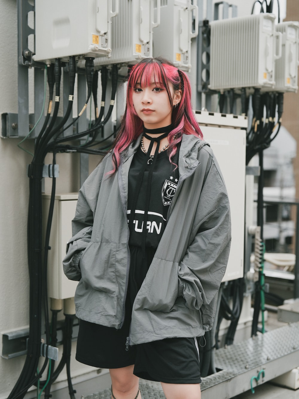 グレー系のラッシュガードを着用したレディースの春コーディネートの2枚目の写真