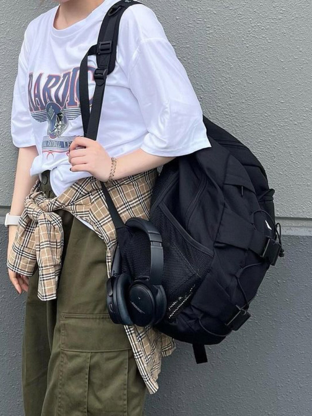 ホワイト系のTシャツ/カットソーを着用したレディースの夏コーディネートの3枚目の写真