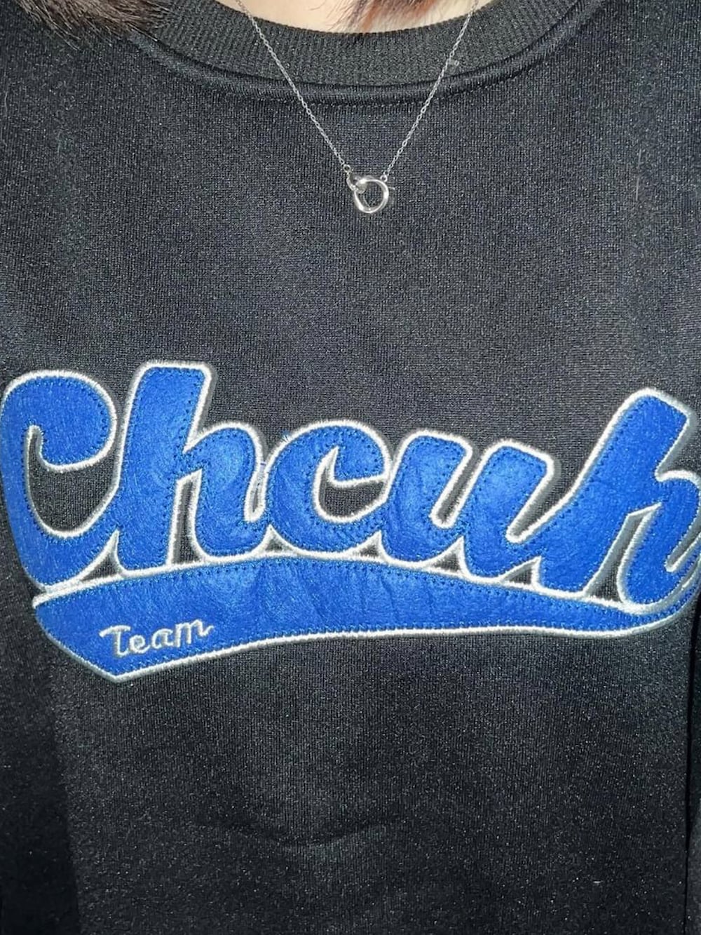 ブラック系のスウェットを着用したレディースの冬コーディネートの3枚目の写真