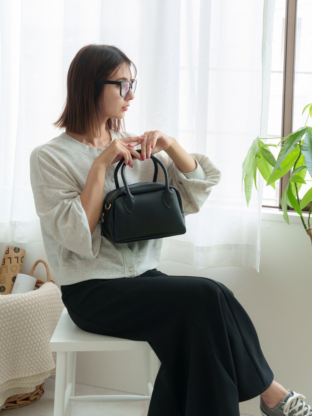 ブラック系のボストンバッグを着用したレディースの夏コーディネートの5枚目の写真