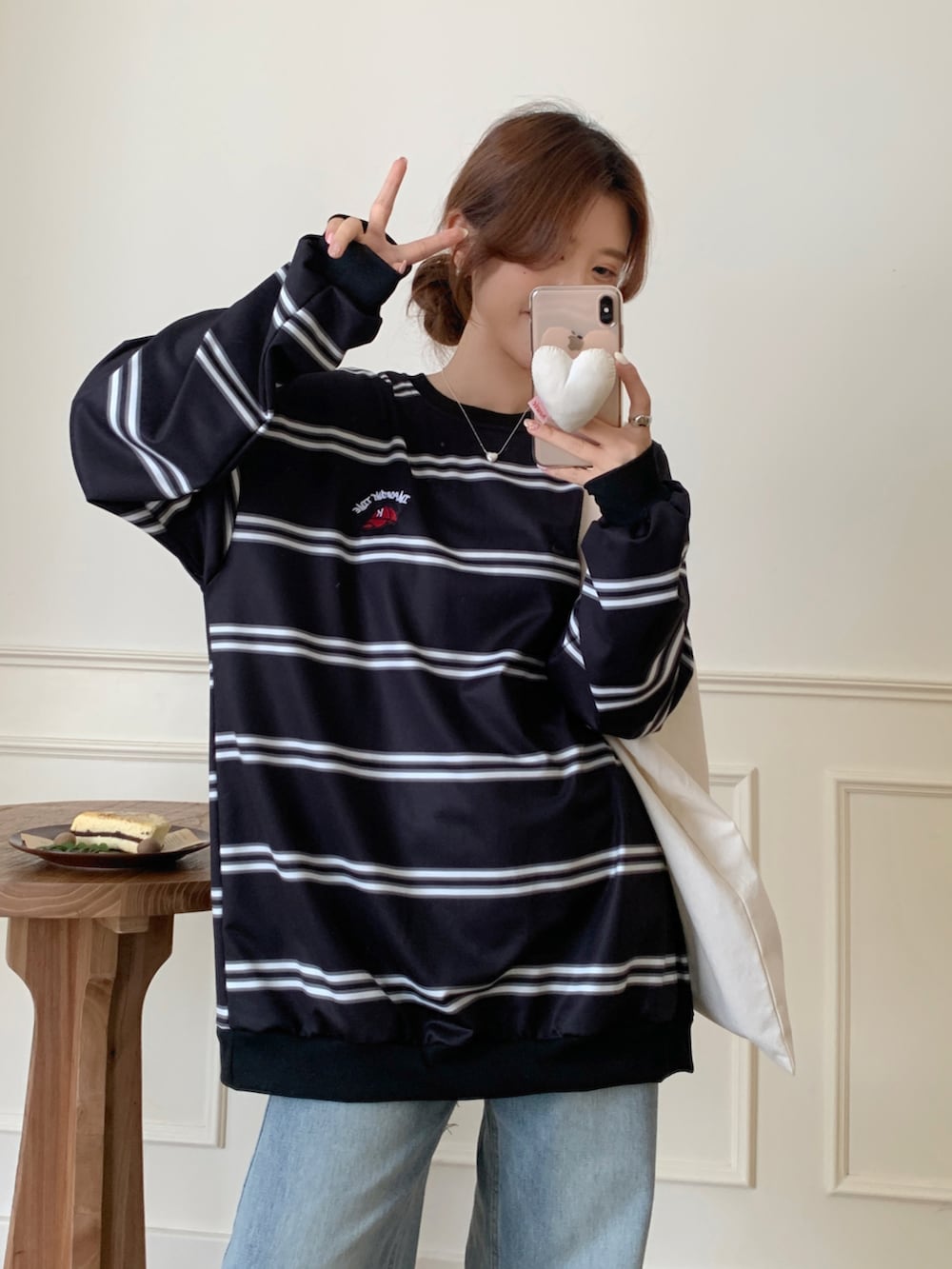 ブラック系のスウェットを着用したレディースの秋コーディネートの2枚目の写真