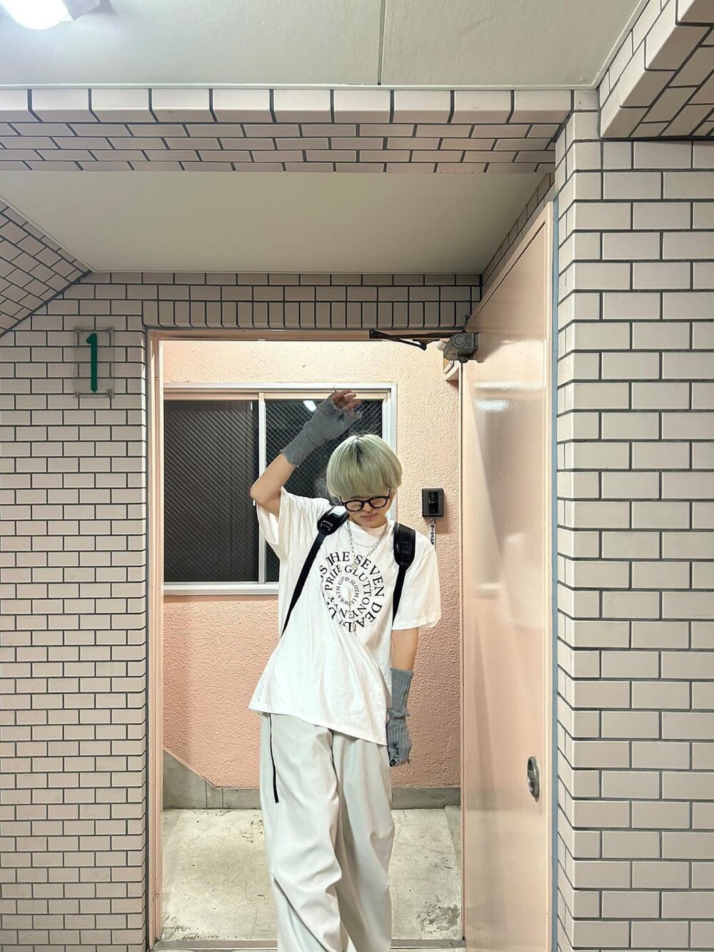 ホワイト系のTシャツ/カットソーを着用したレディースの春コーディネートの3枚目の写真