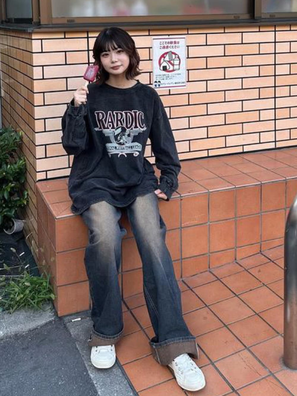 グレー系のTシャツ/カットソーを着用したレディースの秋コーディネートの2枚目の写真