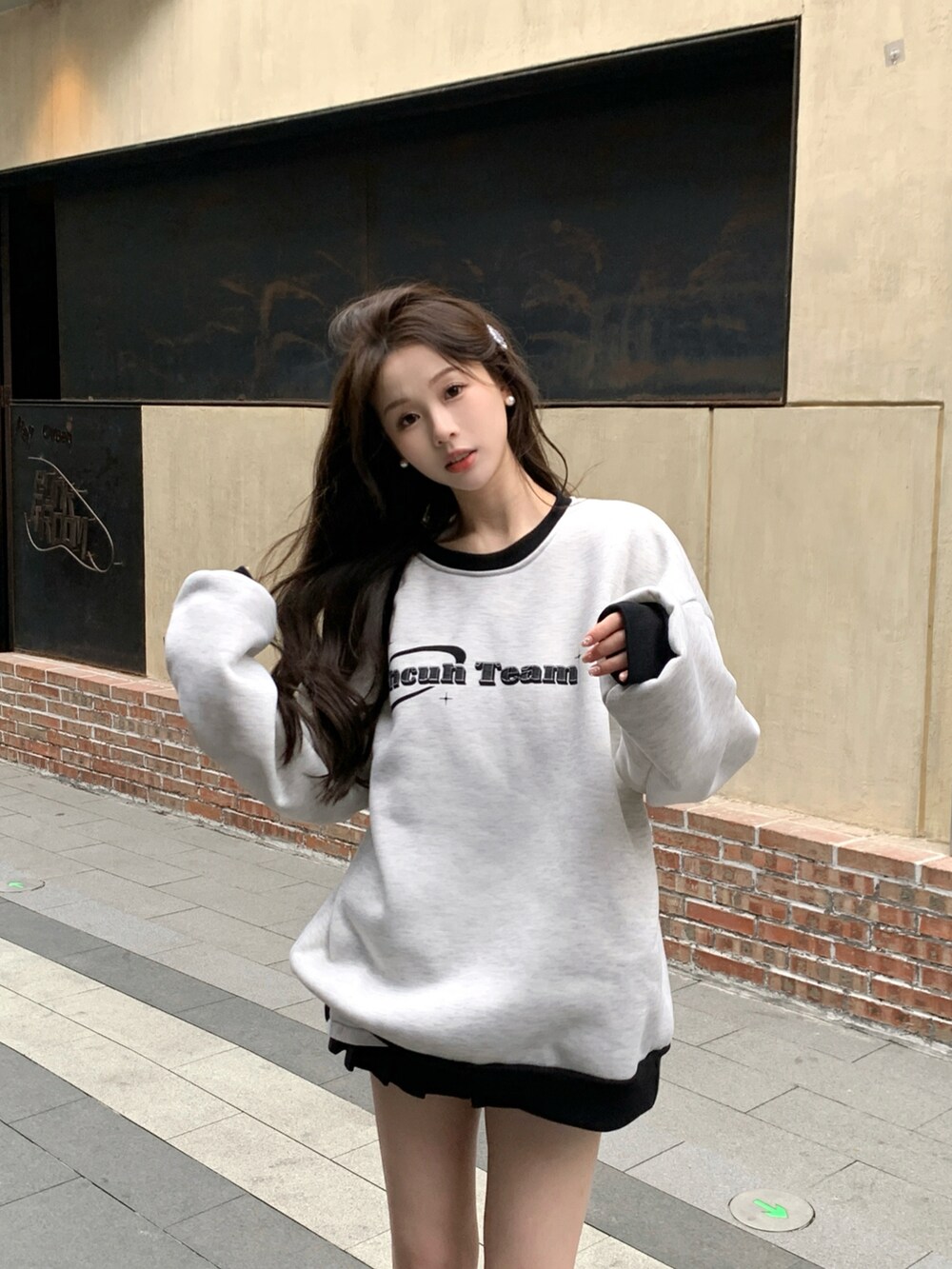 グレー系のスウェットを着用したレディースの秋コーディネートの4枚目の写真