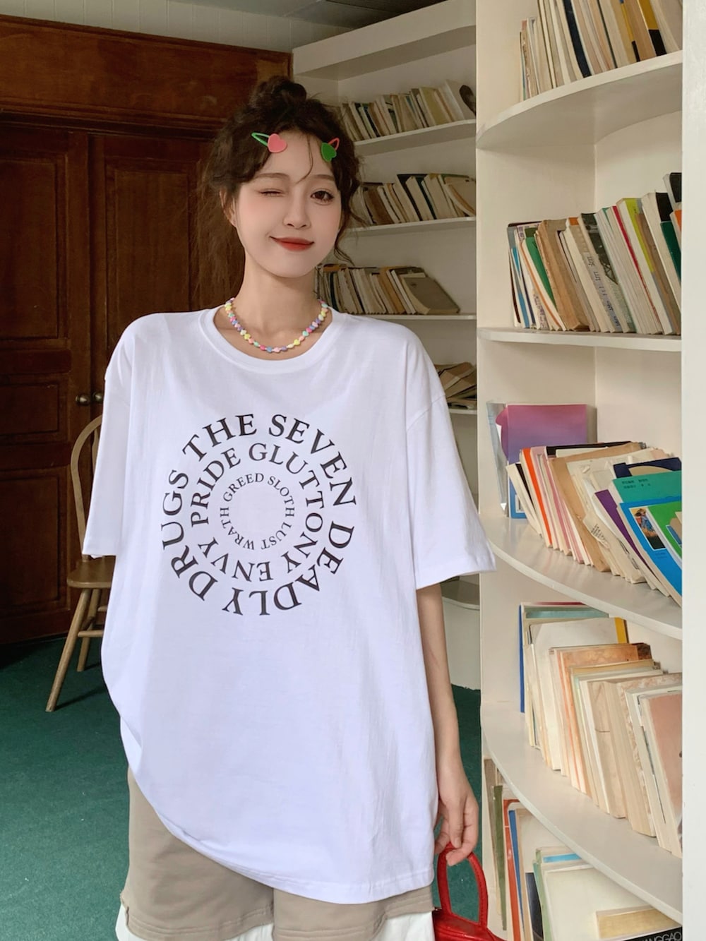 ホワイト系のTシャツ/カットソーを着用したレディースの春コーディネートの4枚目の写真