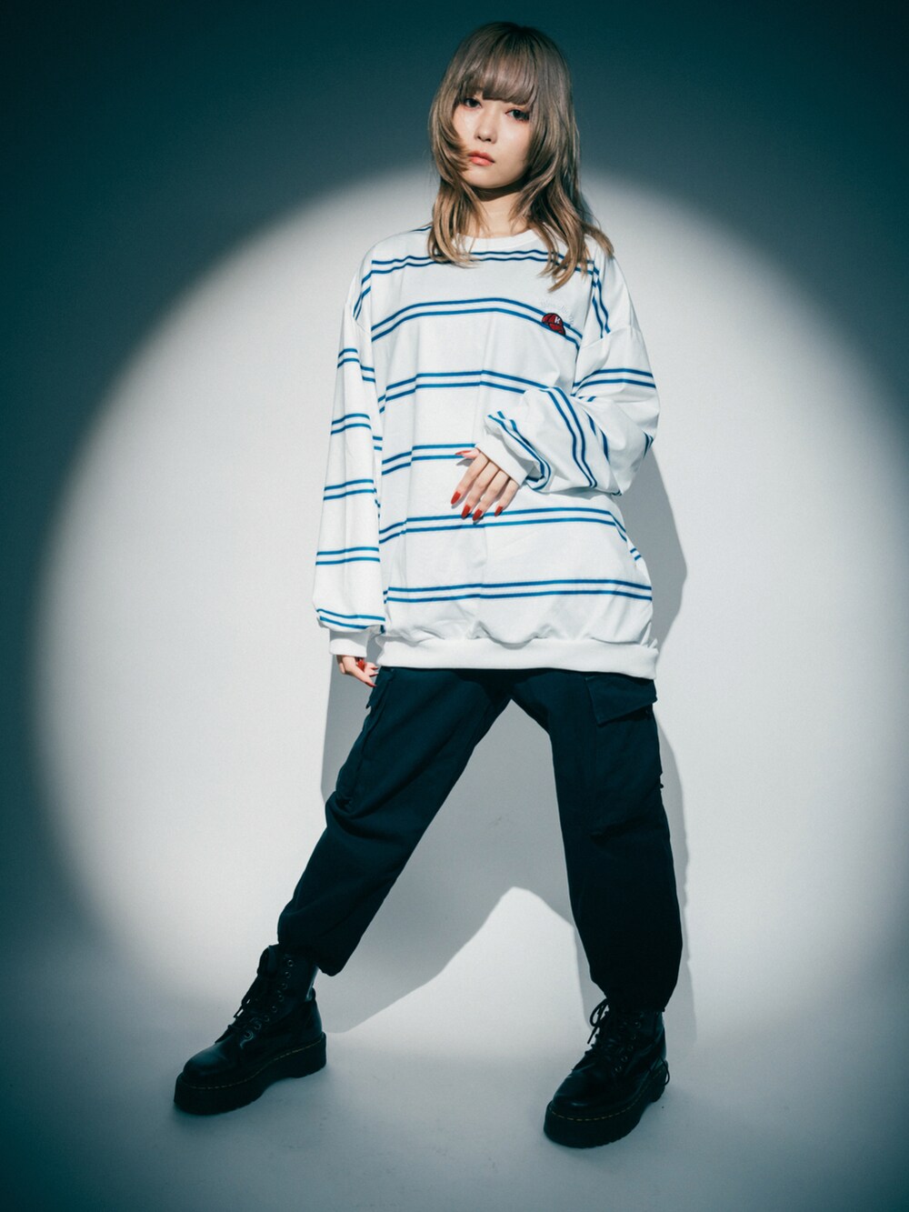 ホワイト系のスウェットを着用したレディースの秋コーディネートの3枚目の写真