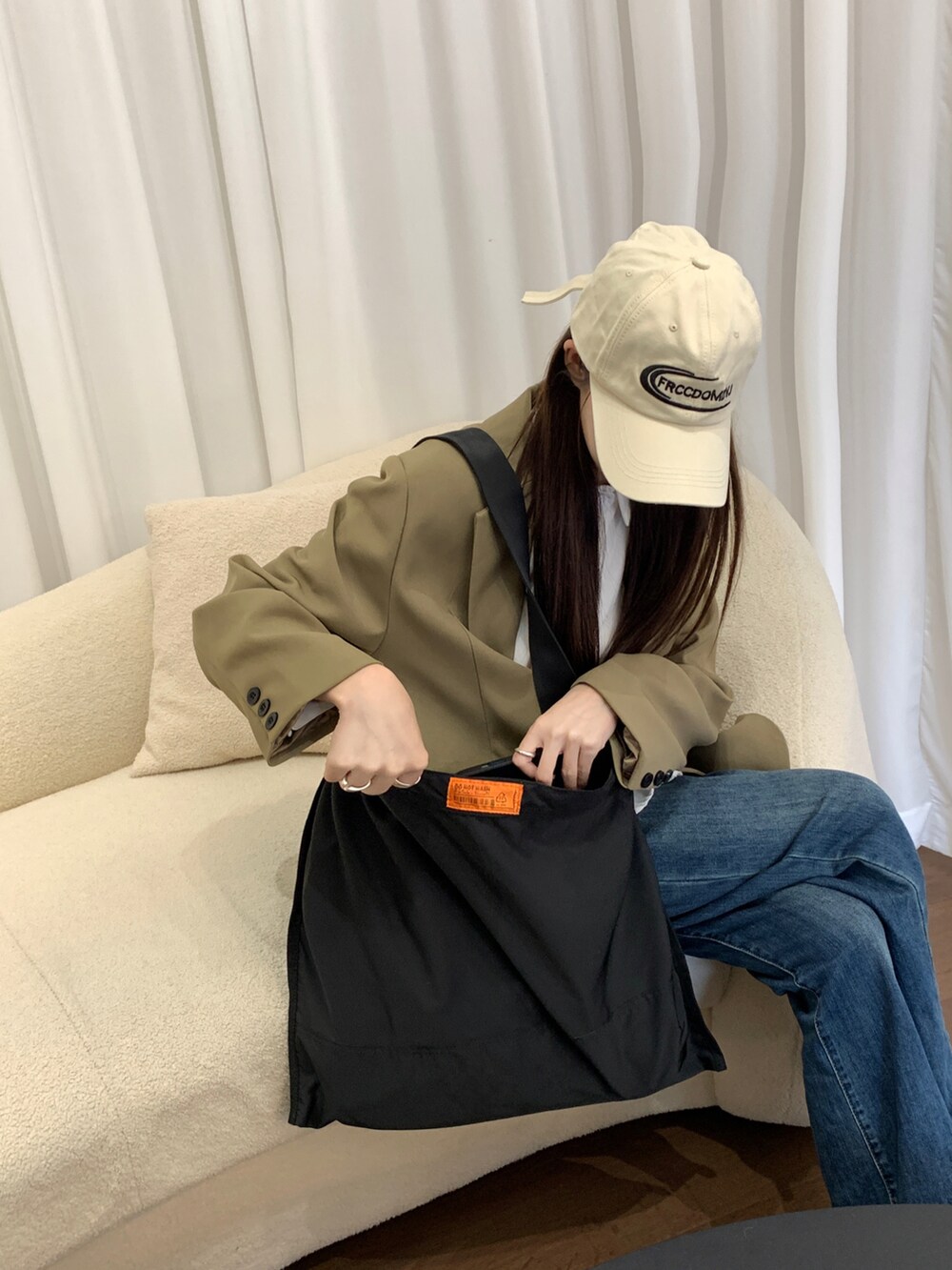 ブラック系のショルダーバッグを着用したレディースの春コーディネートの4枚目の写真