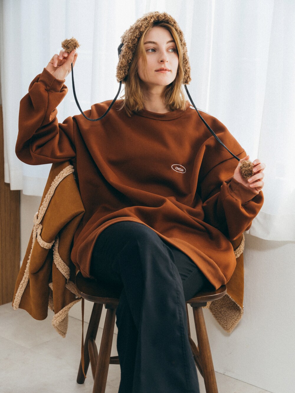 ブラウン系のスウェットを着用したレディースの秋コーディネートの3枚目の写真