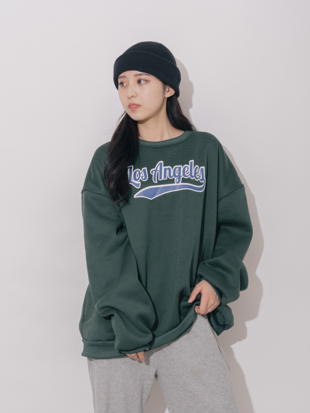 グリーン系のスウェットを着用したメンズの冬コーディネートの4枚目の写真