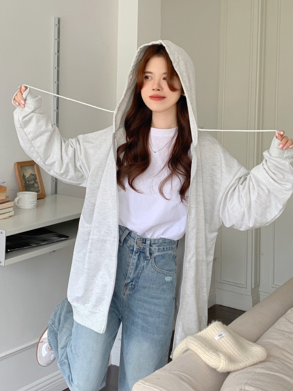 ベージュ系のパーカーを着用したレディースの秋コーディネートの4枚目の写真