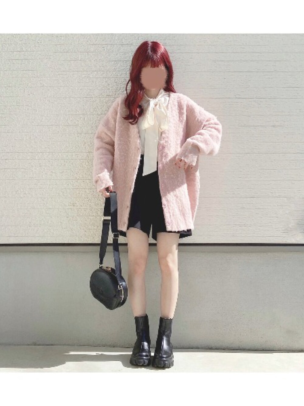 ブラック系のショルダーバッグを着用したメンズの冬コーディネートの3枚目の写真