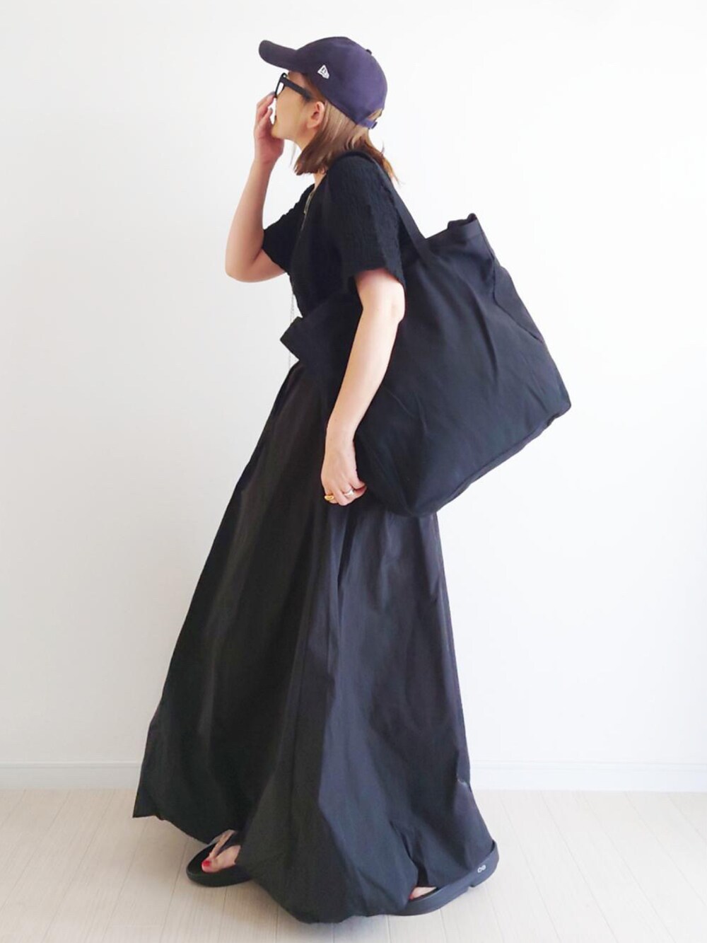 ブラック系のショルダーバッグを着用したレディースの春コーディネートの2枚目の写真