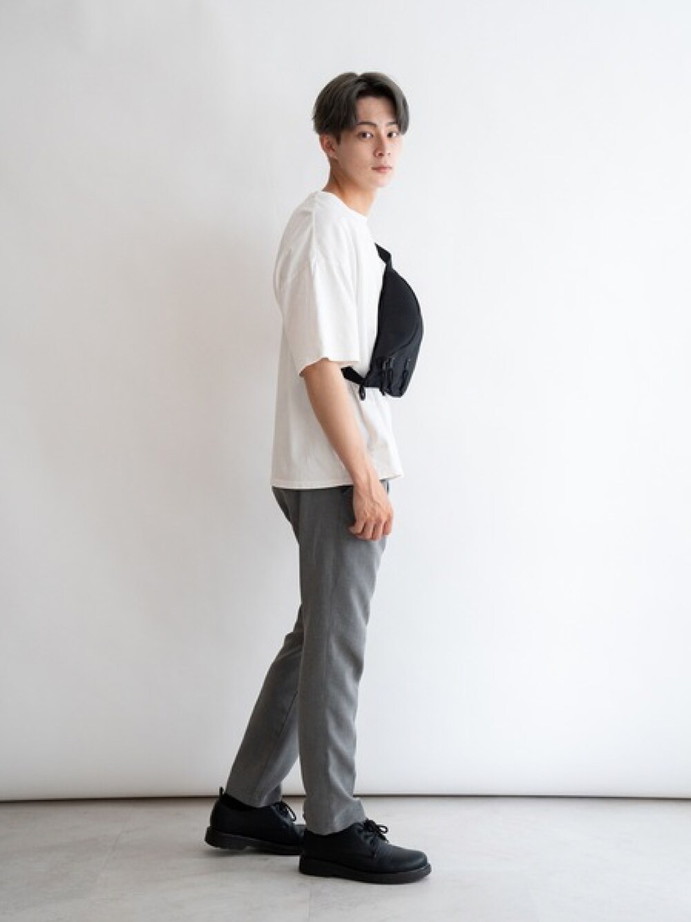 ブラック系のボディバッグ/ウエストポーチを着用したレディースの秋コーディネートの3枚目の写真