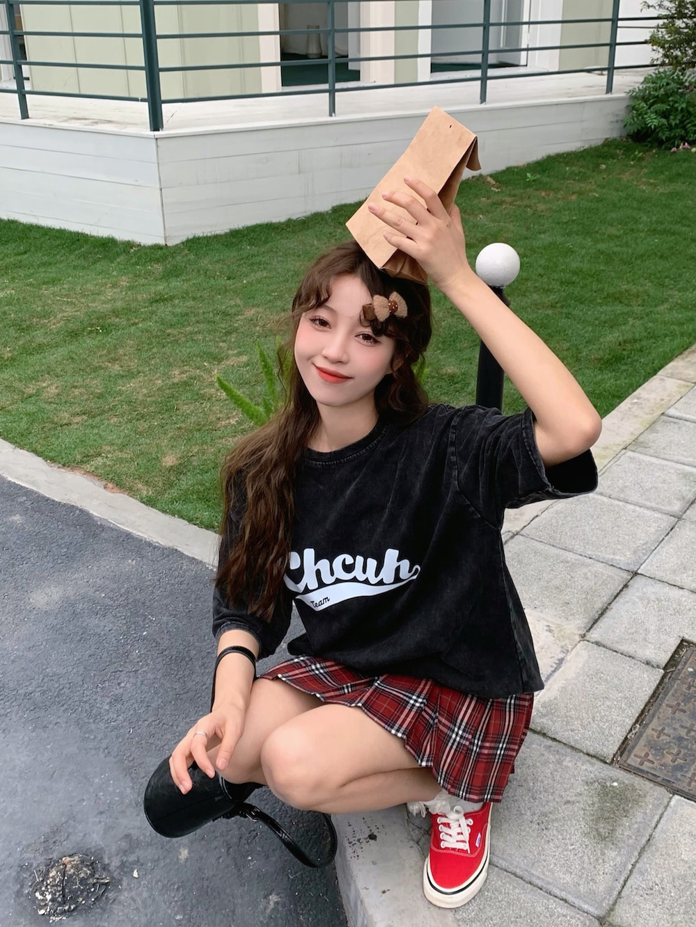 グレー系のTシャツ/カットソーを着用したレディースの春コーディネートの5枚目の写真