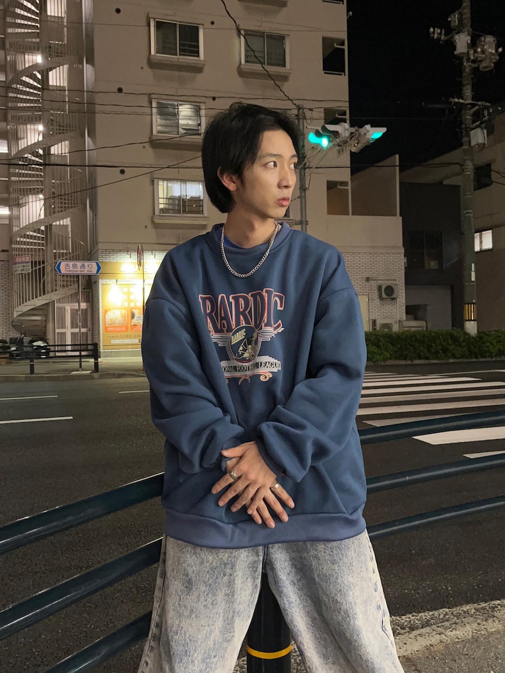 ブルー系のスウェットを着用したレディースの春コーディネートの3枚目の写真