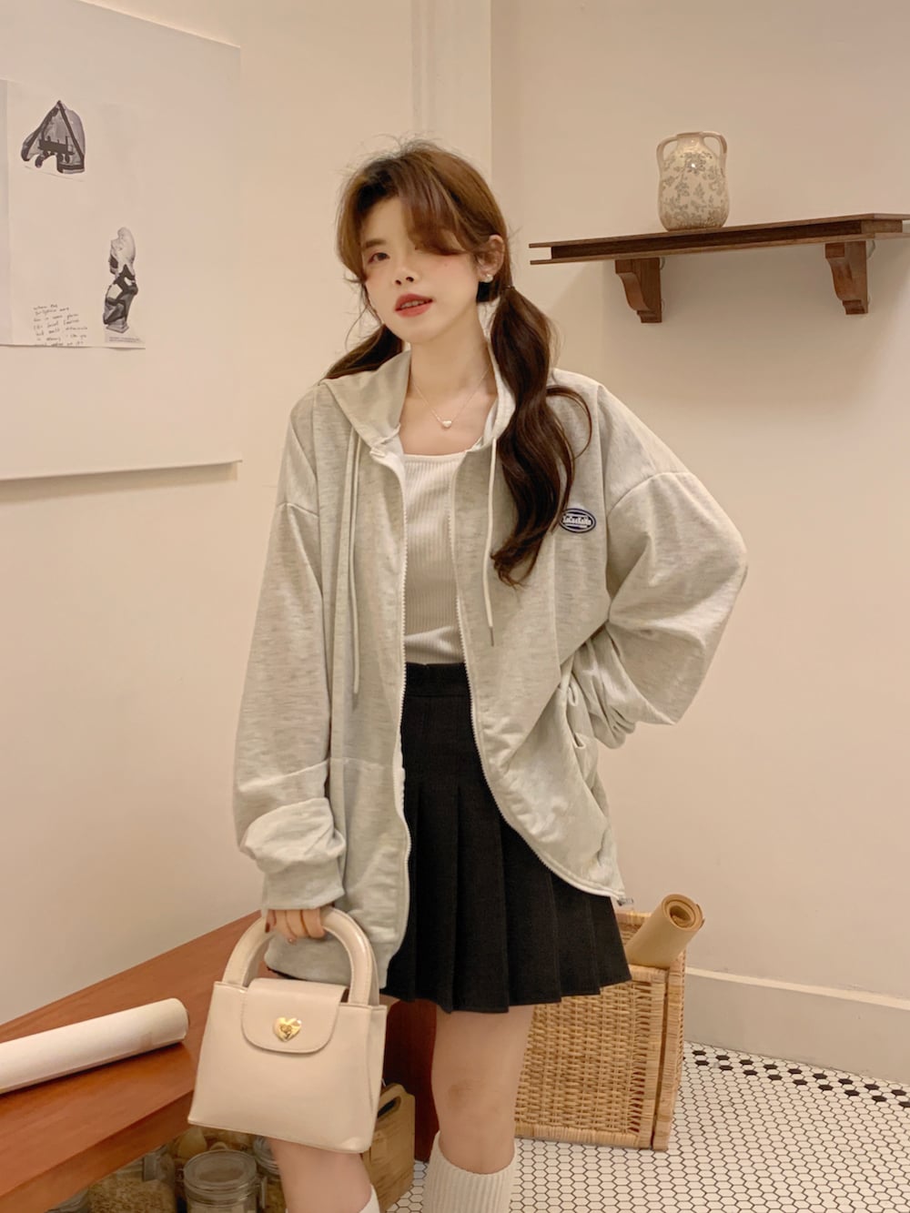 ベージュ系のパーカーを着用したレディースの秋コーディネートの2枚目の写真