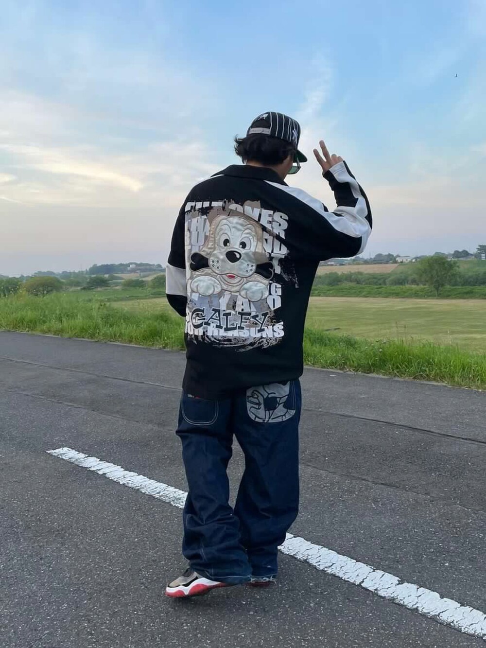 グレー系のTシャツ/カットソーを着用したレディースの春コーディネートの3枚目の写真