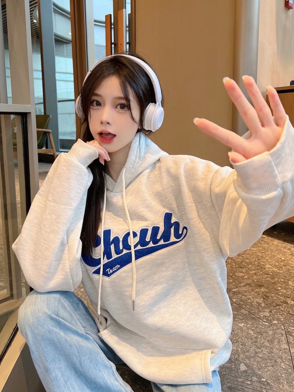 グレー系のパーカーを着用したレディースの秋コーディネートの2枚目の写真