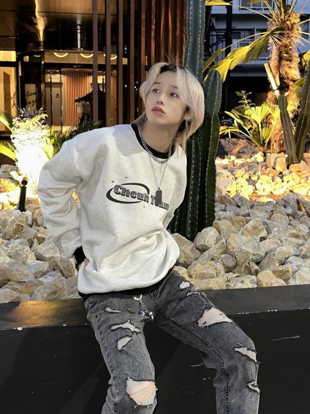 グレー系のスウェットを着用したレディースの冬コーディネートの2枚目の写真