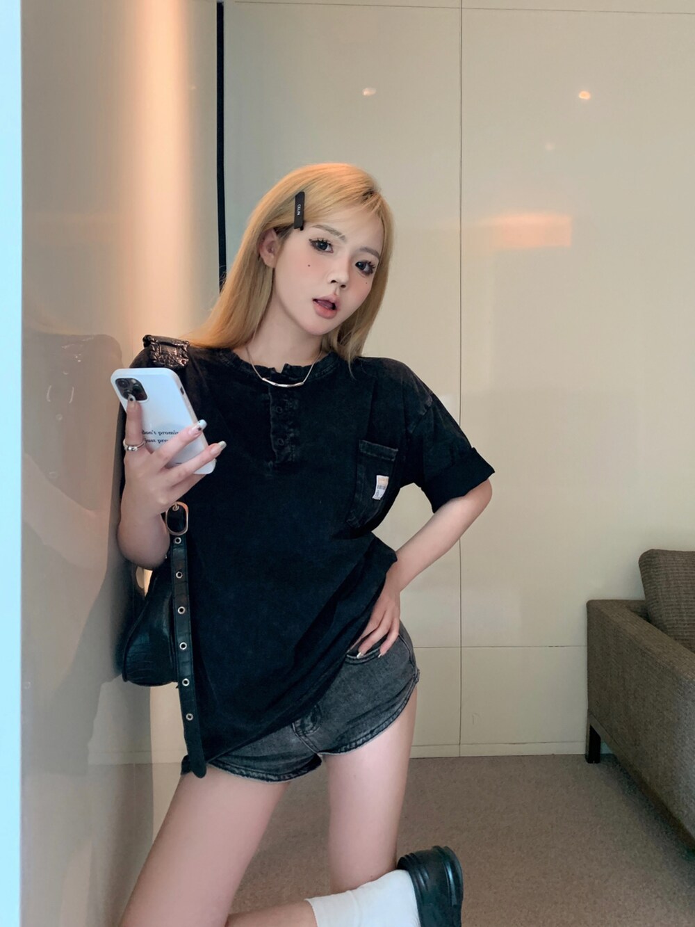 ブラック系のTシャツ/カットソーを着用したレディースの夏コーディネートの2枚目の写真