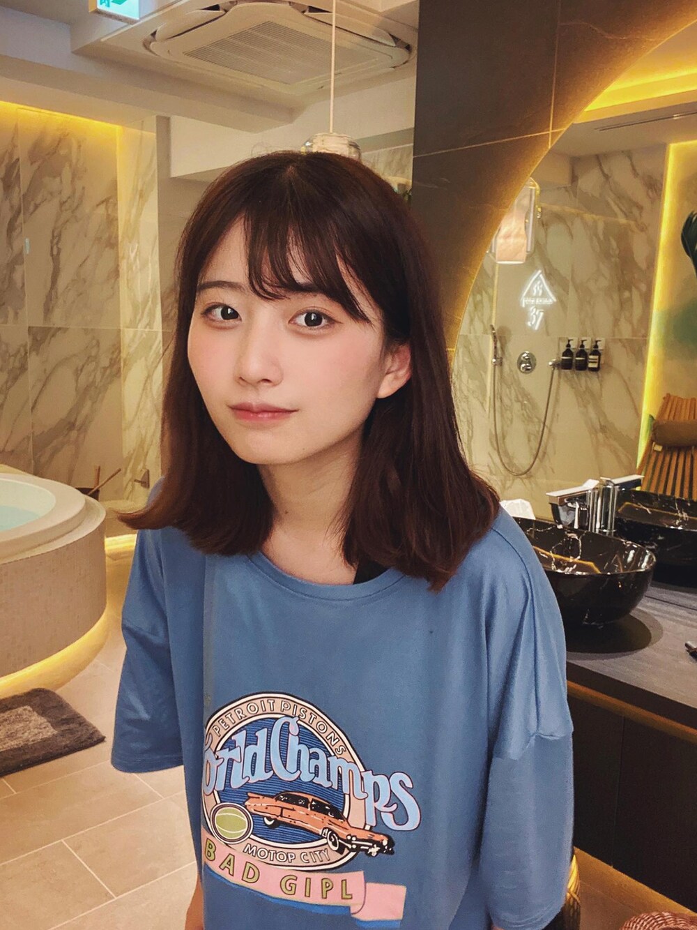 ブルー系のTシャツ/カットソーを着用したレディースの春コーディネートの5枚目の写真
