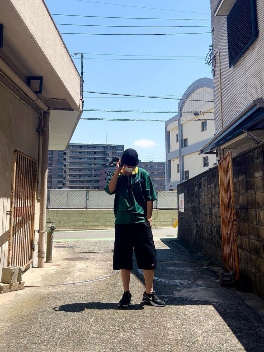 グリーン系のジャージを着用したレディースの春コーディネートの3枚目の写真