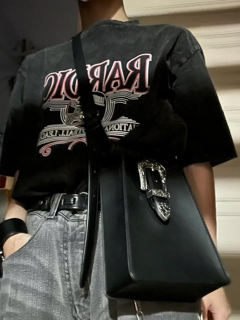 グレー系のTシャツ/カットソーを着用したレディースの夏コーディネートの5枚目の写真