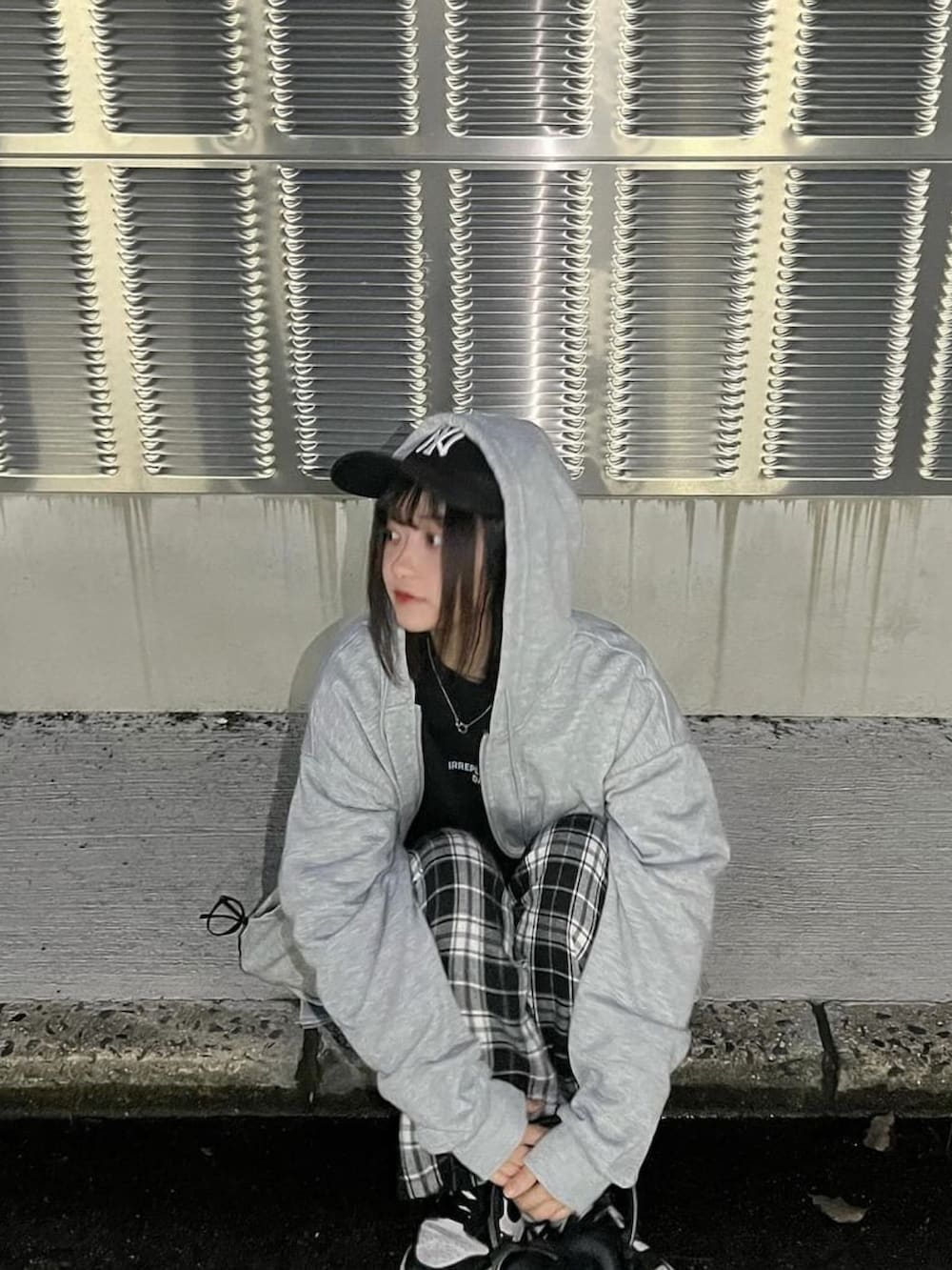 グレー系のパーカーを着用したレディースの春コーディネートの2枚目の写真