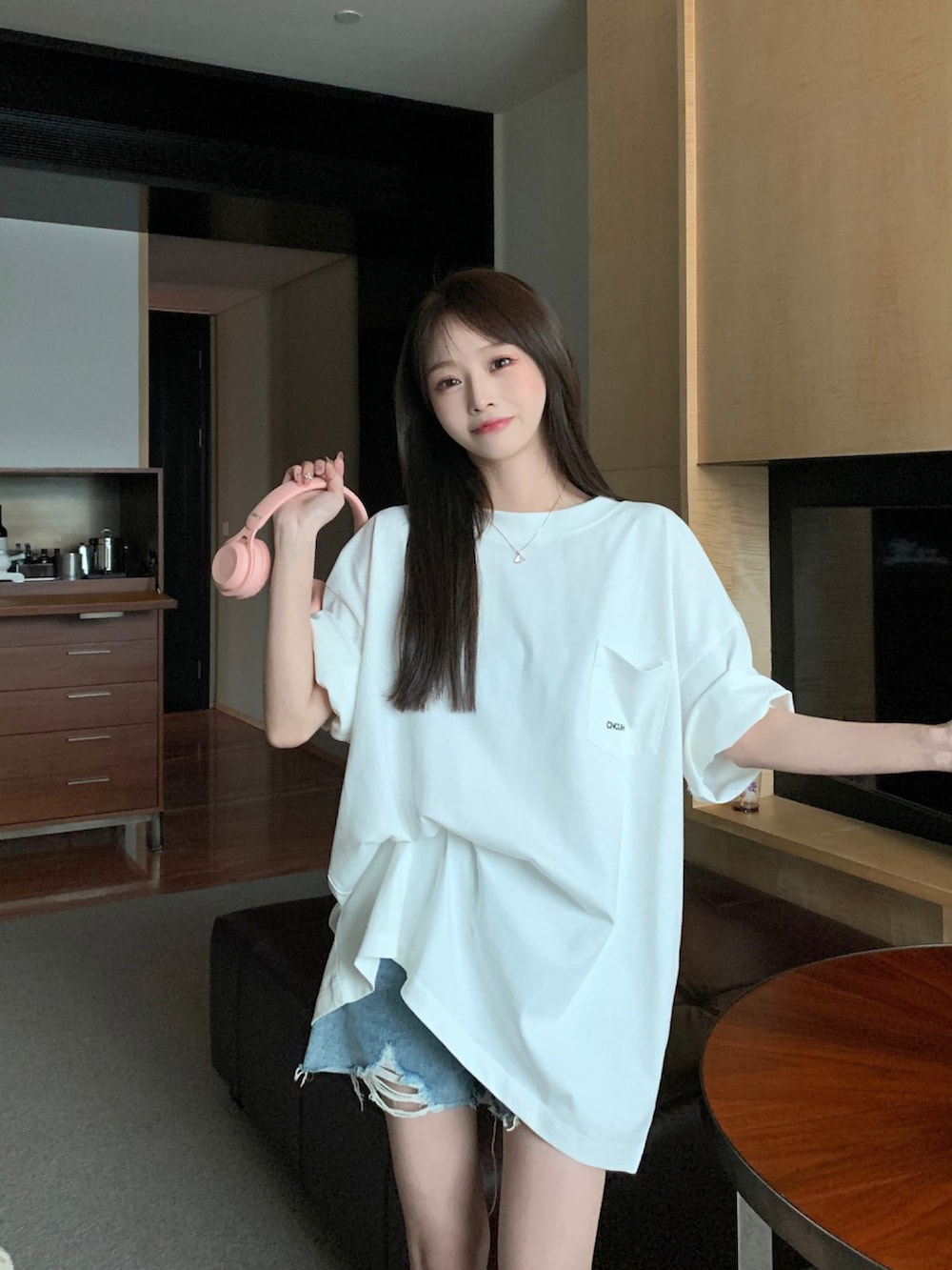 ホワイト系のTシャツ/カットソーを着用したレディースの春コーディネートの2枚目の写真