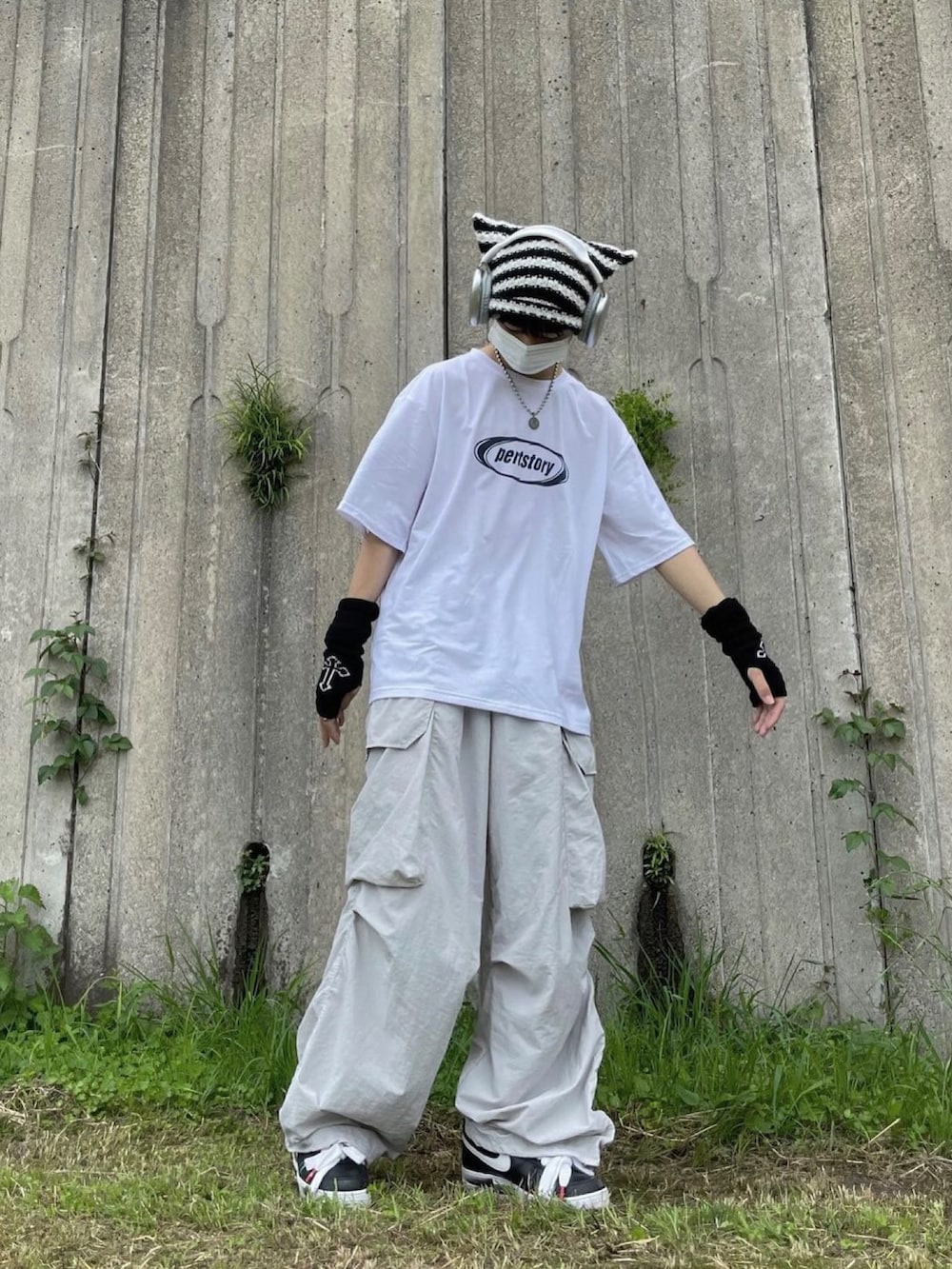 ホワイト系のTシャツ/カットソーを着用したレディースの夏コーディネートの2枚目の写真